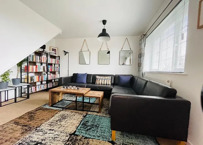 Cheerful 5-Bedroom With Free Parking